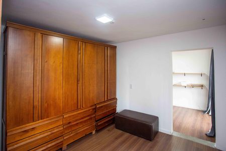 Casa à venda com 300m², 3 quartos e 2 vagasCloset da suíte