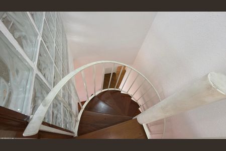 Apartamento à venda com 124m², 2 quartos e 2 vagasEscada