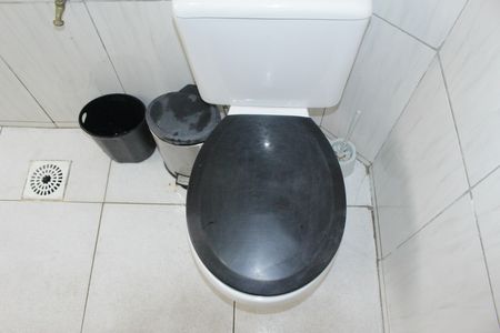 Banheiro social de kitnet/studio para alugar com 1 quarto, 34m² em Republica, São Paulo