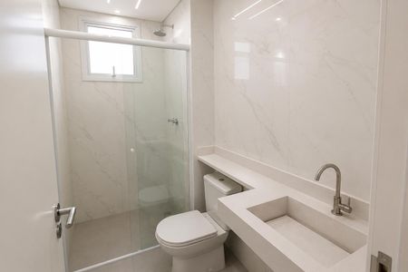 Apartamento à venda com 45m², 2 quartos e sem vaga Apartamento à venda com 45m², 2 quartos e sem vagaBanheiro com piso de porcelanato, vaso sanitário e pia de porcelanato, com uma janela pequena e iluminação boa.