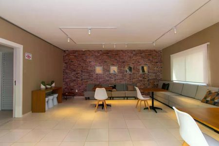 Sala de estar com sofá, mesa e cadeiras, parede de tijolos e iluminação adequada. de apartamento à venda com 2 quartos, 45m² em Liberdade, São Paulo