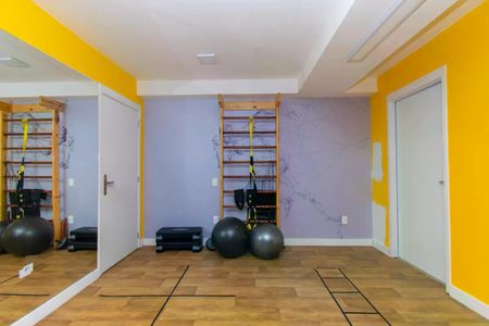 Apartamento à venda com 45m², 2 quartos e sem vaga Apartamento à venda com 45m², 2 quartos e sem vagaSala de ginástica com equipamentos de treino e uma escada de treino.
