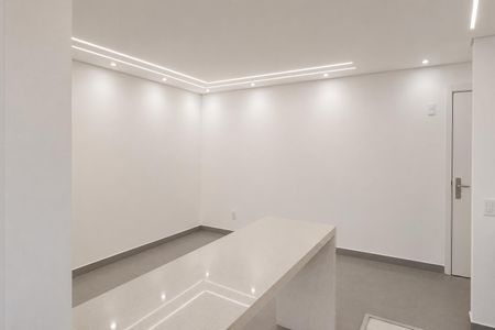 Sala de estar com iluminação moderna e acabamento em madeira. de apartamento à venda com 2 quartos, 45m² em Liberdade, São Paulo
