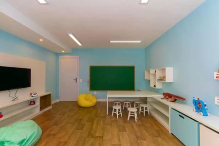 Sala de aula com mesa e cadeiras, TV e chão de madeira. de apartamento à venda com 2 quartos, 45m² em Liberdade, São Paulo