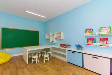 Apartamento à venda com 45m², 2 quartos e sem vaga Apartamento à venda com 45m², 2 quartos e sem vagaSala de aula com mesa e cadeiras, paredes azuis e chão de madeira, com alguns brinquedos e livros.