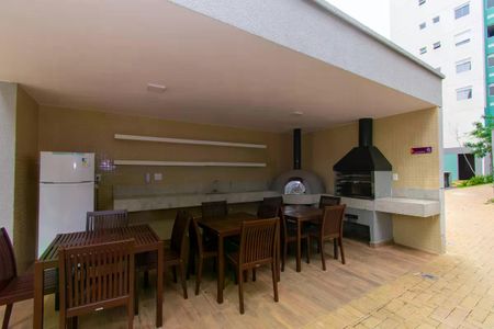 Apartamento à venda com 45m², 2 quartos e sem vaga Apartamento à venda com 45m², 2 quartos e sem vagaCozinha com pia, geladeira e forno a lenha, com mesa e cadeiras para refeições.