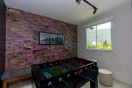Sala de jogos com mesa de futebol e parede de tijolos, com vista para a cidade. de apartamento à venda com 2 quartos, 45m² em Liberdade, São Paulo