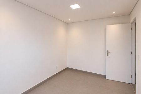 Apartamento à venda com 45m², 2 quartos e sem vaga Apartamento à venda com 45m², 2 quartos e sem vagaSala de estar com iluminação natural e iluminação artificial, com piso de porcelanato e porta de madeira.