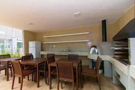 Comedor com mesa e cadeiras de madeira e forno de pizza ao lado. de apartamento à venda com 2 quartos, 45m² em Liberdade, São Paulo