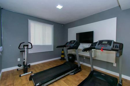 Apartamento à venda com 45m², 2 quartos e sem vaga Apartamento à venda com 45m², 2 quartos e sem vagaSala de ginástica com equipamentos de exercício e TV.