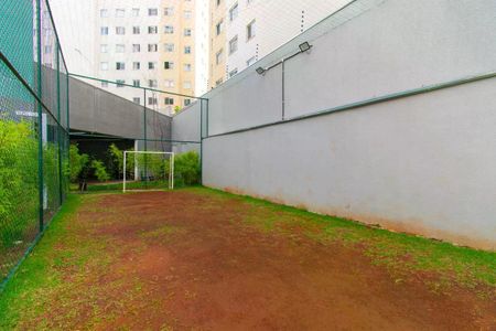 Apartamento à venda com 45m², 2 quartos e sem vaga Apartamento à venda com 45m², 2 quartos e sem vagaQuadra de futsal com gramado e redes, cercada por muro e rede de segurança, com vista para edifício de apartamentos.