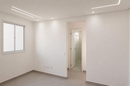 Apartamento à venda com 45m², 2 quartos e sem vaga Apartamento à venda com 45m², 2 quartos e sem vagaSala com iluminação moderna e acabamento em gesso, com uma janela e uma porta de vidro.