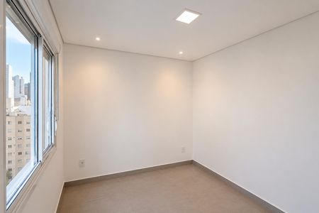 Parede branca com janela e vista para a cidade. de apartamento à venda com 2 quartos, 45m² em Liberdade, São Paulo