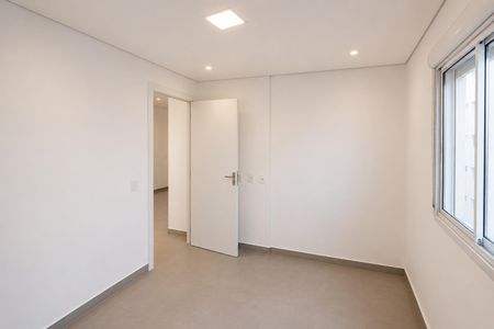 Apartamento à venda com 45m², 2 quartos e sem vaga Apartamento à venda com 45m², 2 quartos e sem vagaSala de estar com iluminação natural e iluminação artificial, com uma janela grande e uma porta de madeira.
