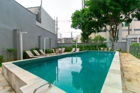 Apartamento à venda com 45m², 2 quartos e sem vaga Apartamento à venda com 45m², 2 quartos e sem vagaPiscina com churrasqueira e área de descanso ao redor.