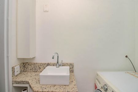 Banheiro de apartamento para alugar com 1 quarto, 47m² em Passo D’areia, Porto Alegre