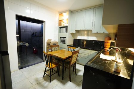 Casa à venda com 300m², 4 quartos e 4 vagas