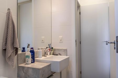 Apartamento à venda com 66m², 2 quartos e 2 vagas Apartamento à venda com 66m², 2 quartos e 2 vagasBanheiro da Suíte 1