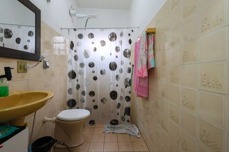Banheiro de casa para alugar com 1 quarto, 55m² em Nucleo Residencial Isabela, Taboão da Serra