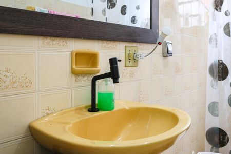 Banheiro de casa para alugar com 1 quarto, 55m² em Nucleo Residencial Isabela, Taboão da Serra