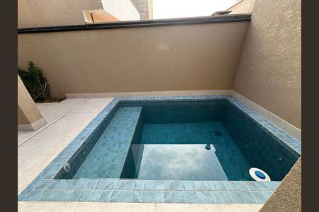 Casa de condomínio à venda com 145m², 3 quartos e 2 vagas Casa de condomínio à venda com 145m², 3 quartos e 2 vagasPiscina