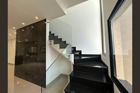 Escada de casa de condomínio à venda com 3 quartos, 182m² em Villas do Jaguari, Santana de Parnaíba