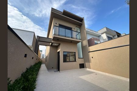 Casa de condomínio à venda com 145m², 3 quartos e 2 vagas Casa de condomínio à venda com 145m², 3 quartos e 2 vagasFachada