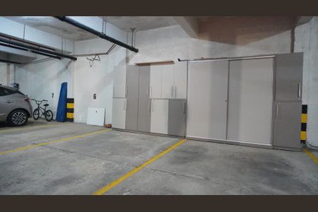 Apartamento à venda com 215m², 2 quartos e 2 vagas Apartamento à venda com 215m², 2 quartos e 2 vagasGaragem dupla com armário