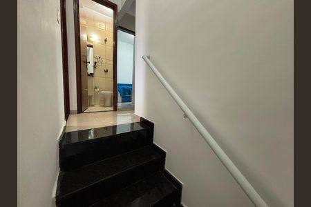 Casa à venda com 92m², 4 quartos e 2 vagas Casa à venda com 92m², 4 quartos e 2 vagasEscada