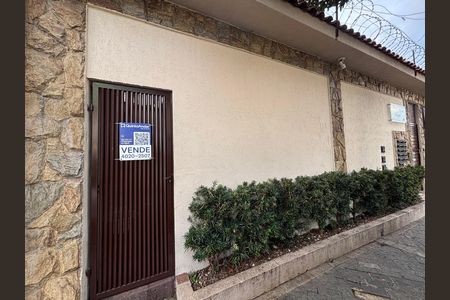 Casa à venda com 92m², 4 quartos e 2 vagas Casa à venda com 92m², 4 quartos e 2 vagasFachada