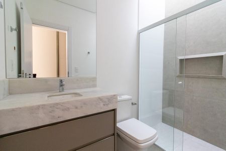 Casa de condomínio à venda com 245m², 3 quartos e 2 vagas Casa de condomínio à venda com 245m², 3 quartos e 2 vagasBanheiro da Suíte 2