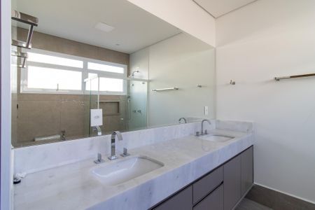 Casa de condomínio à venda com 245m², 3 quartos e 2 vagas Casa de condomínio à venda com 245m², 3 quartos e 2 vagasBanheiro da Suíte 1