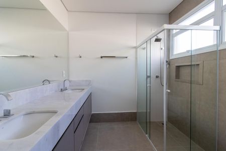Casa de condomínio à venda com 245m², 3 quartos e 2 vagas Casa de condomínio à venda com 245m², 3 quartos e 2 vagasBanheiro da Suíte 1