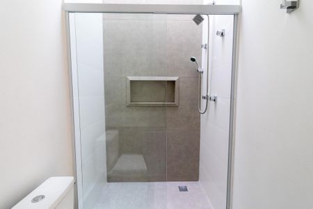 Casa de condomínio à venda com 245m², 3 quartos e 2 vagas Casa de condomínio à venda com 245m², 3 quartos e 2 vagasBanheiro da Suíte 2