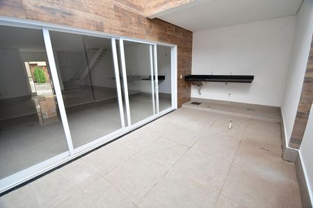 Casa de condomínio à venda com 245m², 3 quartos e 2 vagasQuintal