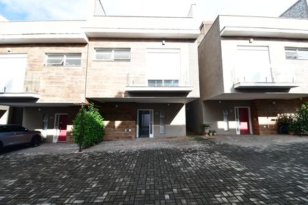 Casa de condomínio à venda com 245m², 3 quartos e 2 vagasFachada