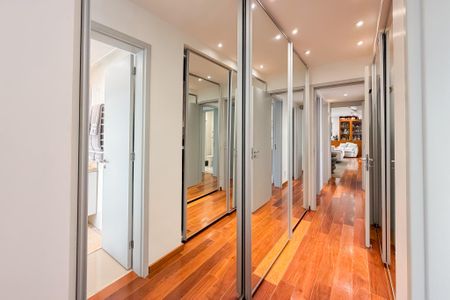 Apartamento à venda com 199m², 3 quartos e 3 vagas Apartamento à venda com 199m², 3 quartos e 3 vagasCloset da Suíte Master