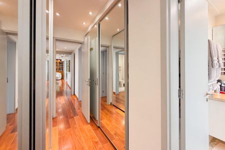Apartamento à venda com 199m², 3 quartos e 3 vagas Apartamento à venda com 199m², 3 quartos e 3 vagasCloset da Suíte Master