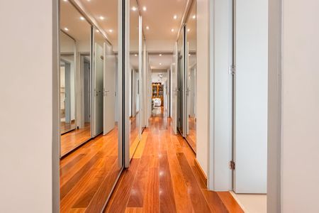 Apartamento à venda com 199m², 3 quartos e 3 vagas Apartamento à venda com 199m², 3 quartos e 3 vagasCloset da Suíte Master