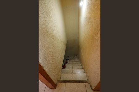 Casa à venda com 127m², 6 quartos e 2 vagas Casa à venda com 127m², 6 quartos e 2 vagasEscada