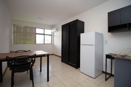 Cozinha de kitnet/studio para alugar com 1 quarto, 23m² em Ca 5, Brasília
