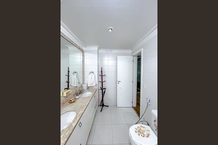 Apartamento à venda com 243m², 4 quartos e 4 vagasBanheiro da Suíte 1