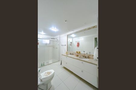 Apartamento à venda com 243m², 4 quartos e 4 vagasBanheiro da Suíte 1