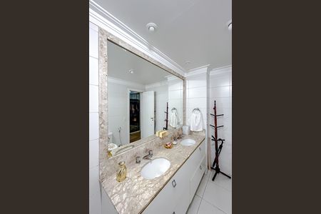 Apartamento à venda com 243m², 4 quartos e 4 vagasBanheiro da Suíte 1