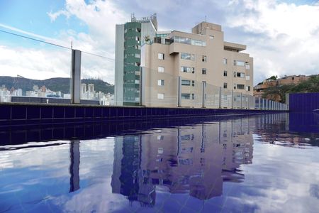 Apartamento à venda com 65m², 2 quartos e 2 vagas Apartamento à venda com 65m², 2 quartos e 2 vagasÁrea comum - Piscina