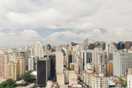 Studio à venda com 33m², 1 quarto e sem vaga Studio à venda com 33m², 1 quarto e sem vagaCidade com muitos prédios altos e ruas movimentadas, com nuvens no céu.