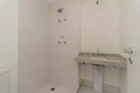 Banheiro com chuveiro e pia em cima de uma bancada de granito. de kitnet/studio à venda com 1 quarto, 33m² em Higienópolis, São Paulo