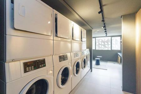 Studio à venda com 33m², 1 quarto e sem vaga Studio à venda com 33m², 1 quarto e sem vagaLavanderia comum com máquinas de lavar e secar, iluminada por luzes de LED, com piso de porcelanato e balcão de granito.