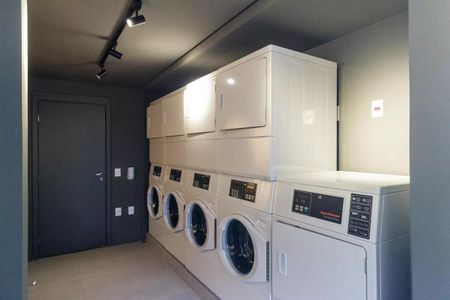 Studio à venda com 33m², 1 quarto e sem vaga Studio à venda com 33m², 1 quarto e sem vagaLavanderia comum com máquinas de lavar e secar, iluminada e com piso de cerâmica.