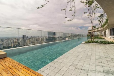 Studio à venda com 33m², 1 quarto e sem vaga Studio à venda com 33m², 1 quarto e sem vagaPiscina infinita com vista para a cidade, com deck de madeira e jardim ao redor.